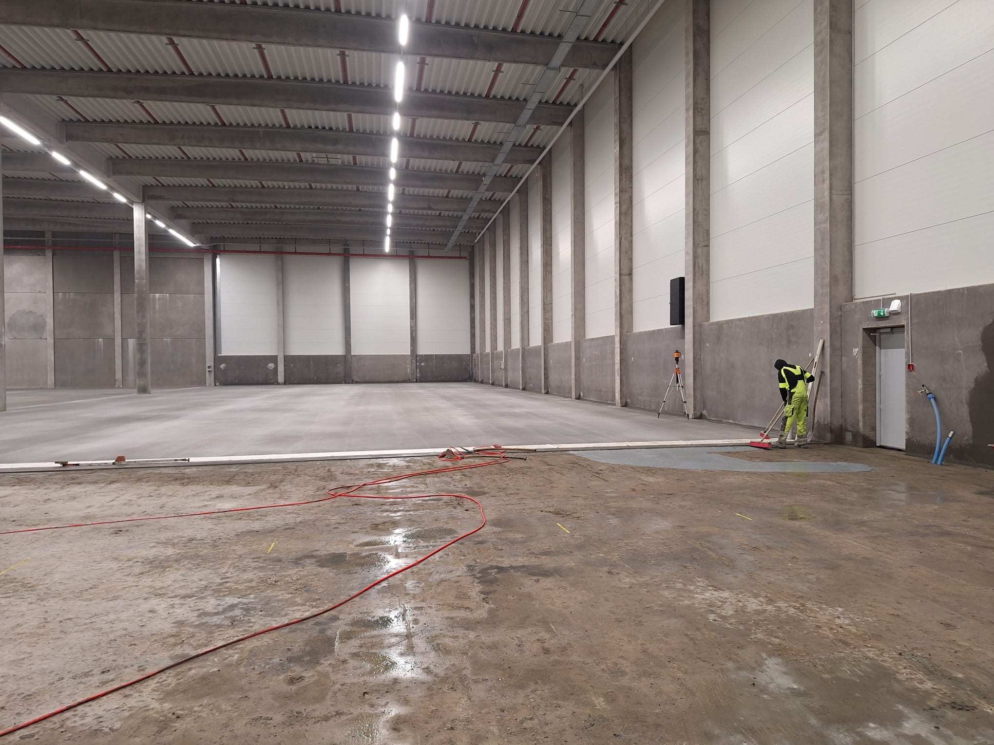 technical requirements. in accordance with DIN 15185. modern warehouse and logistics environment. flatness requirements for VNA warehouses and AutoStore facilities.