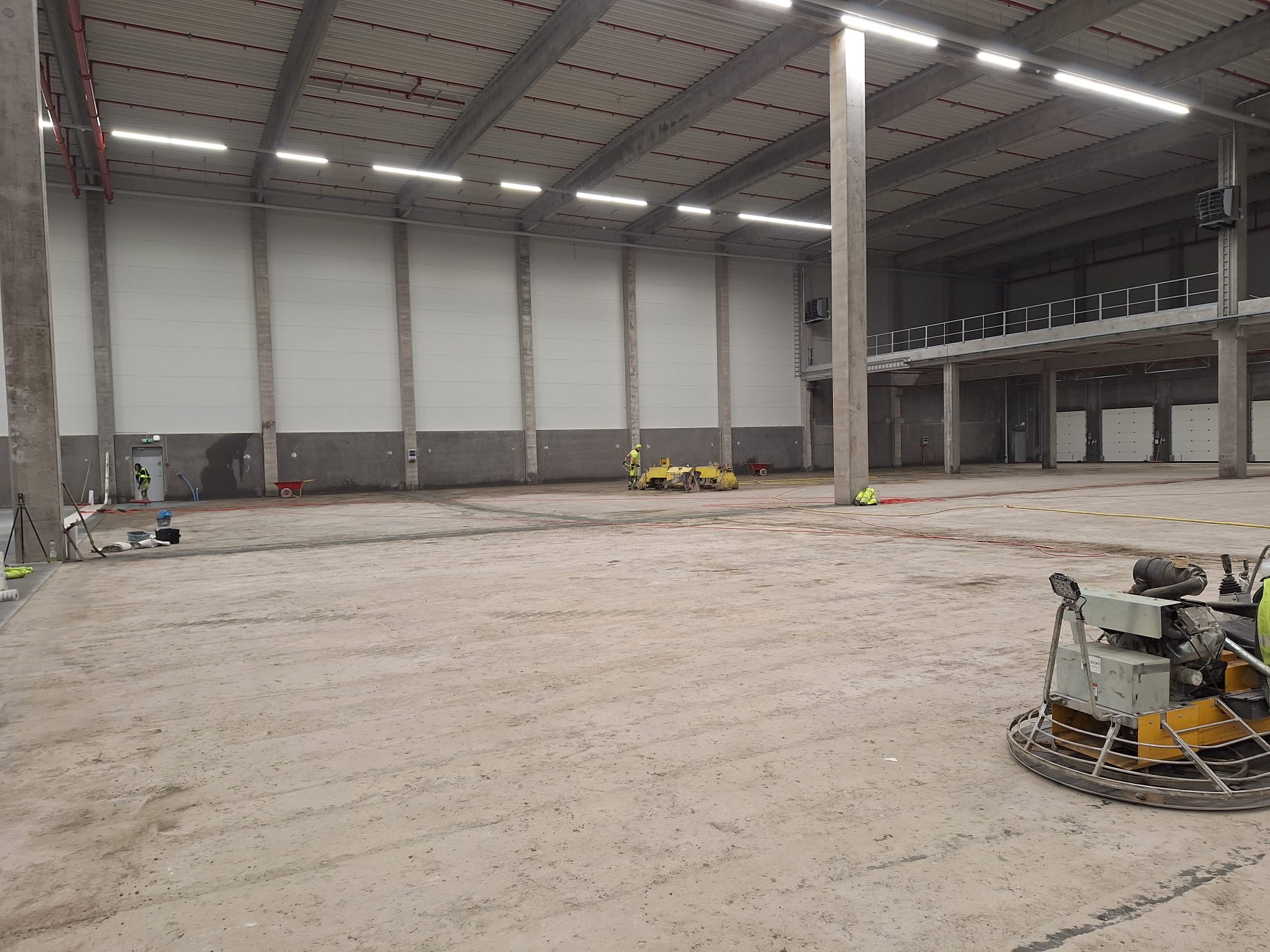 Teqplan wear layer. technical requirements. in accordance with DIN 15185. modern warehouse and logistics environment. flatness requirements for VNA warehouses and AutoStore facilities