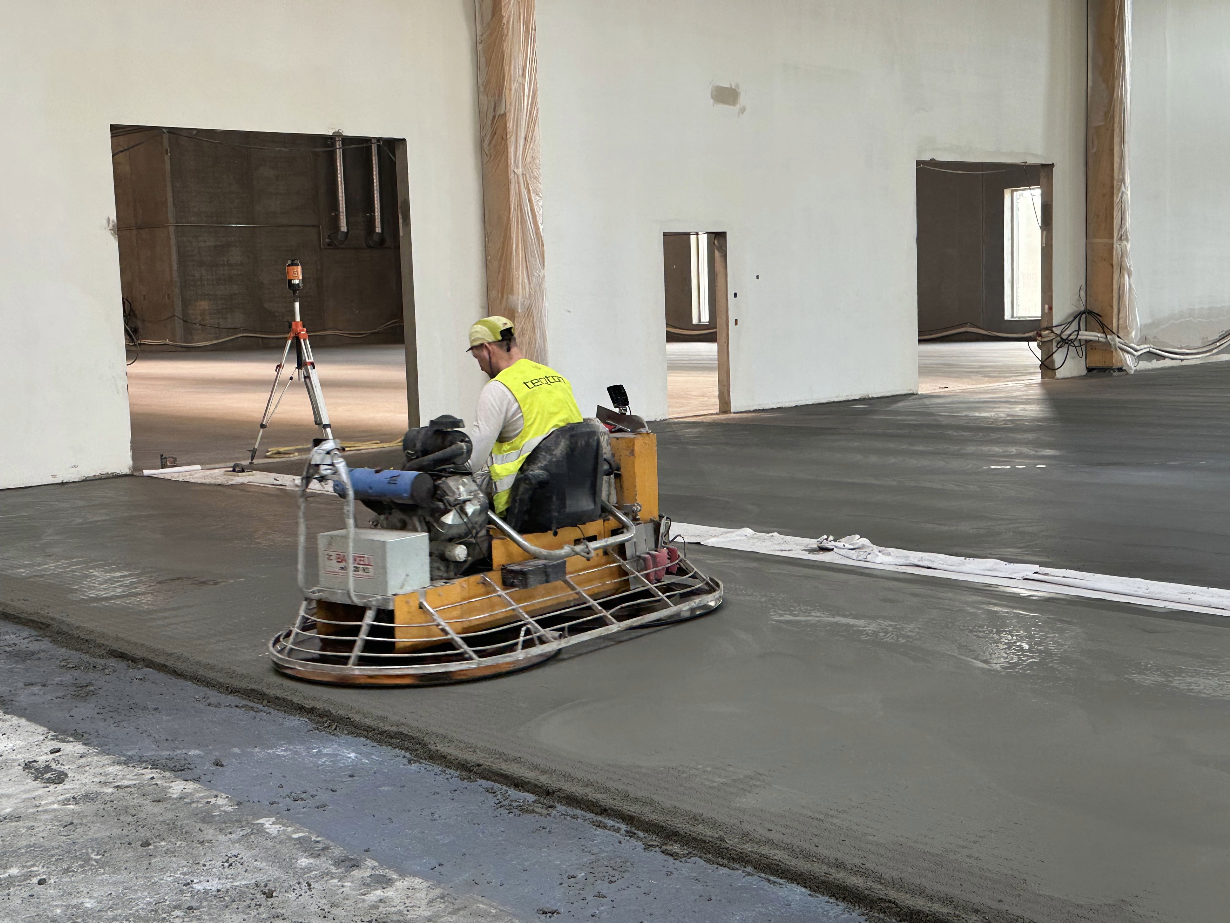 Grinding of new ware house flooring with teqbase sublayer and teqplan wear layer