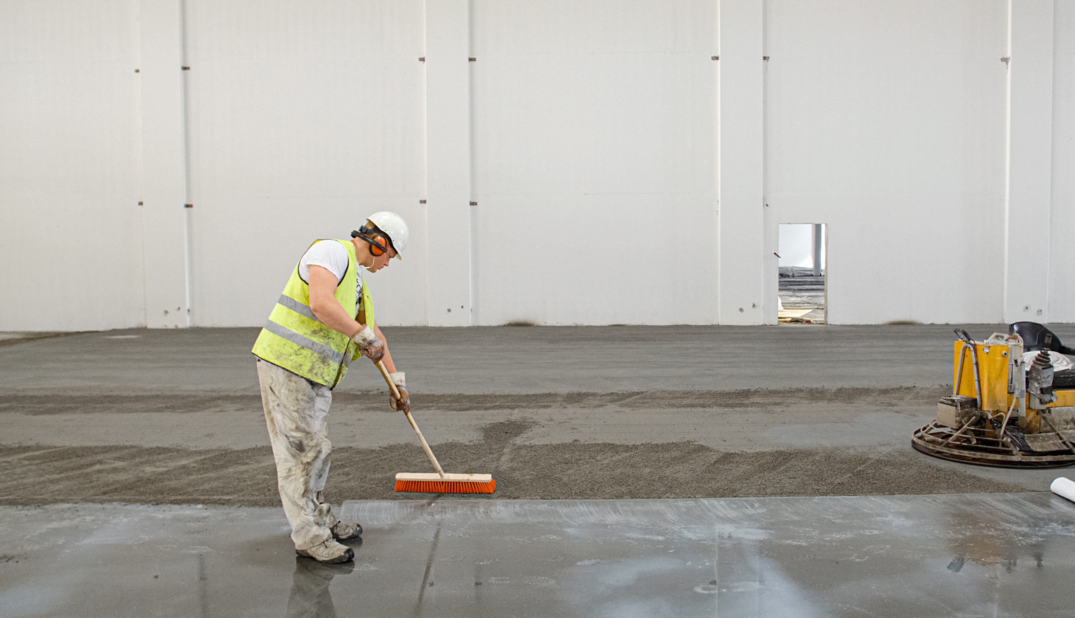 Arbetare förbereder för användning av Teqplan för lagergolv