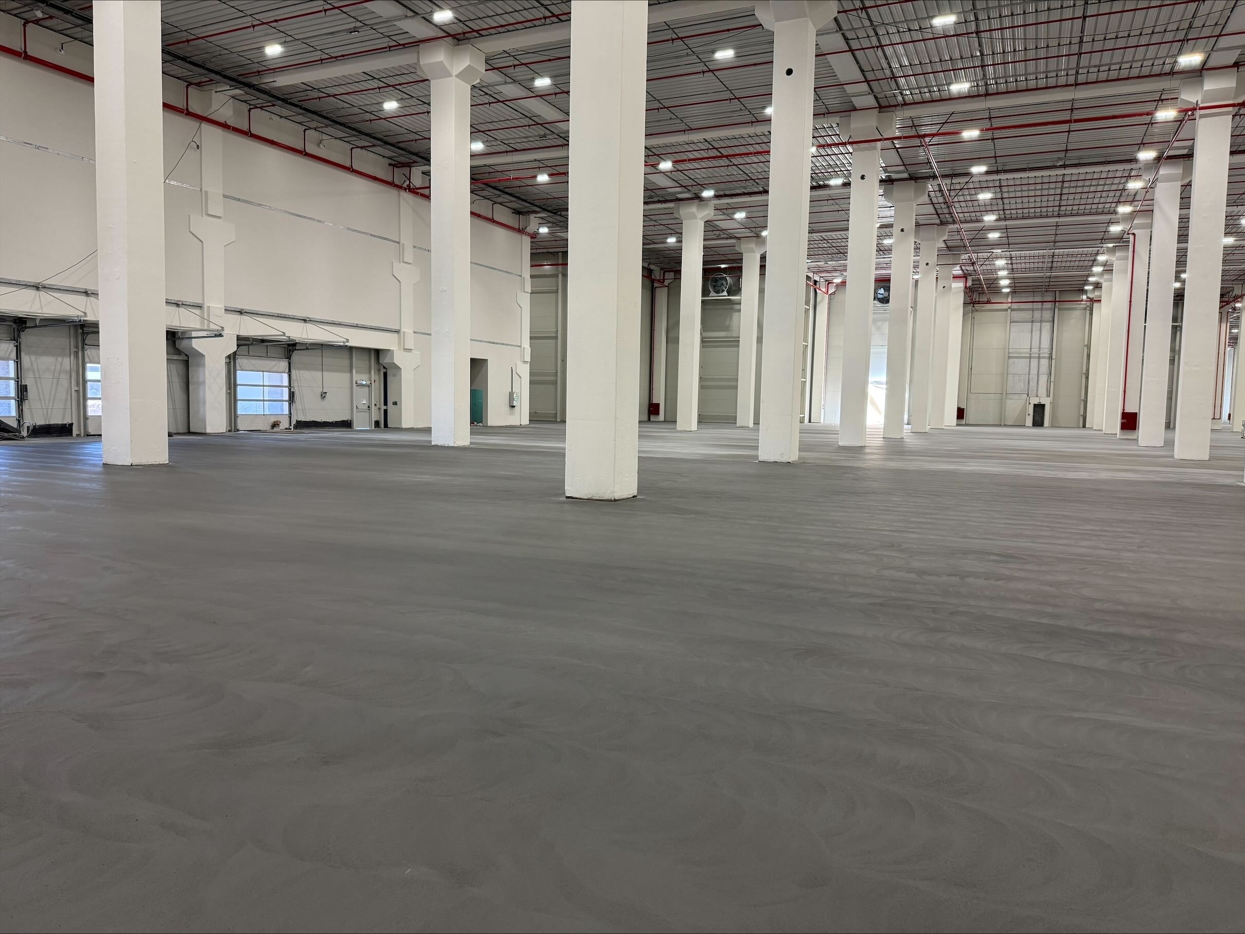 Finished jointless concrete flooring in warehouse in Turkey. 