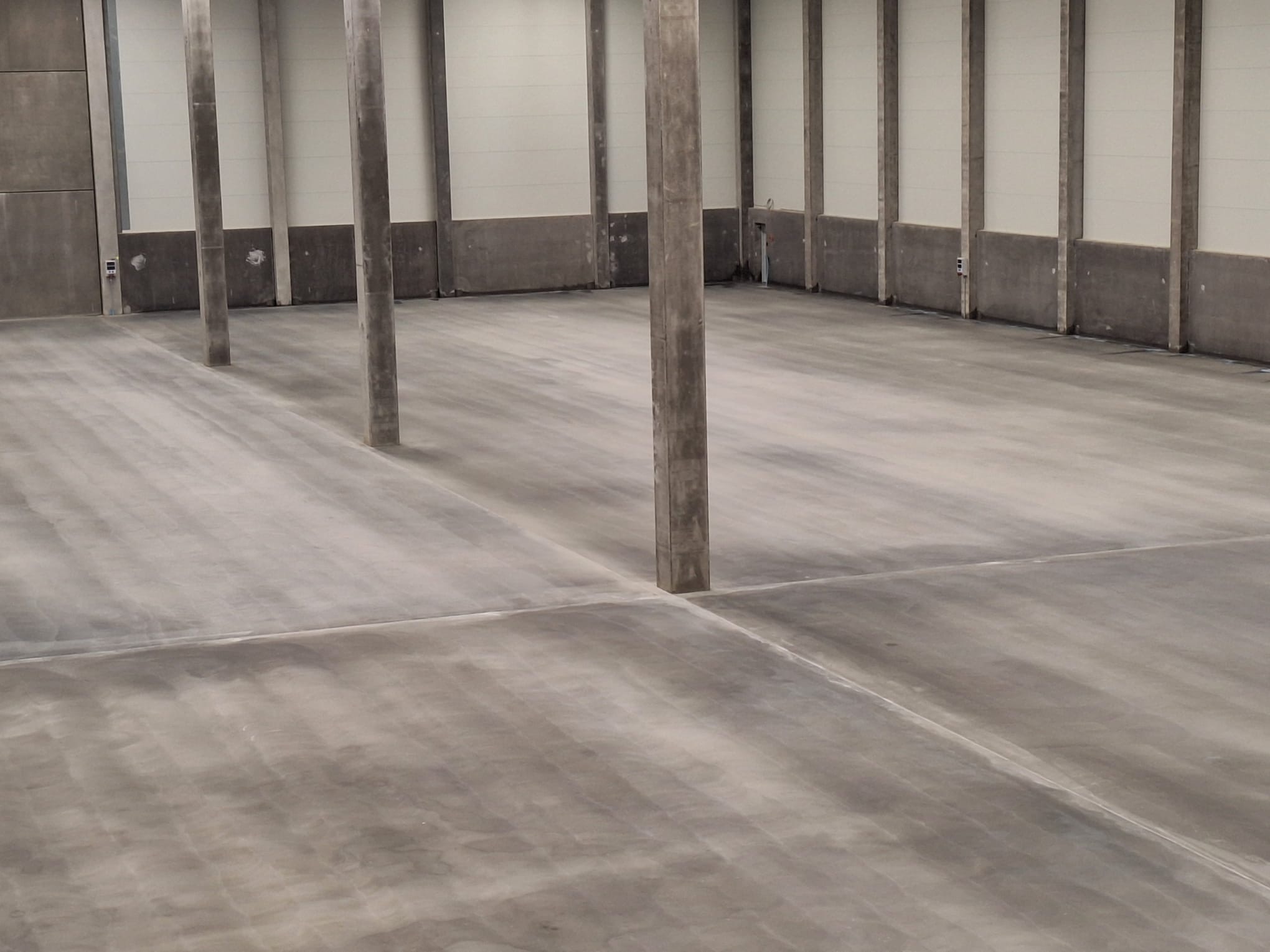 Teqplan wear layer. technical requirements. in accordance with DIN 15185. modern warehouse and logistics environment. flatness requirements for VNA warehouses and AutoStore facilities
