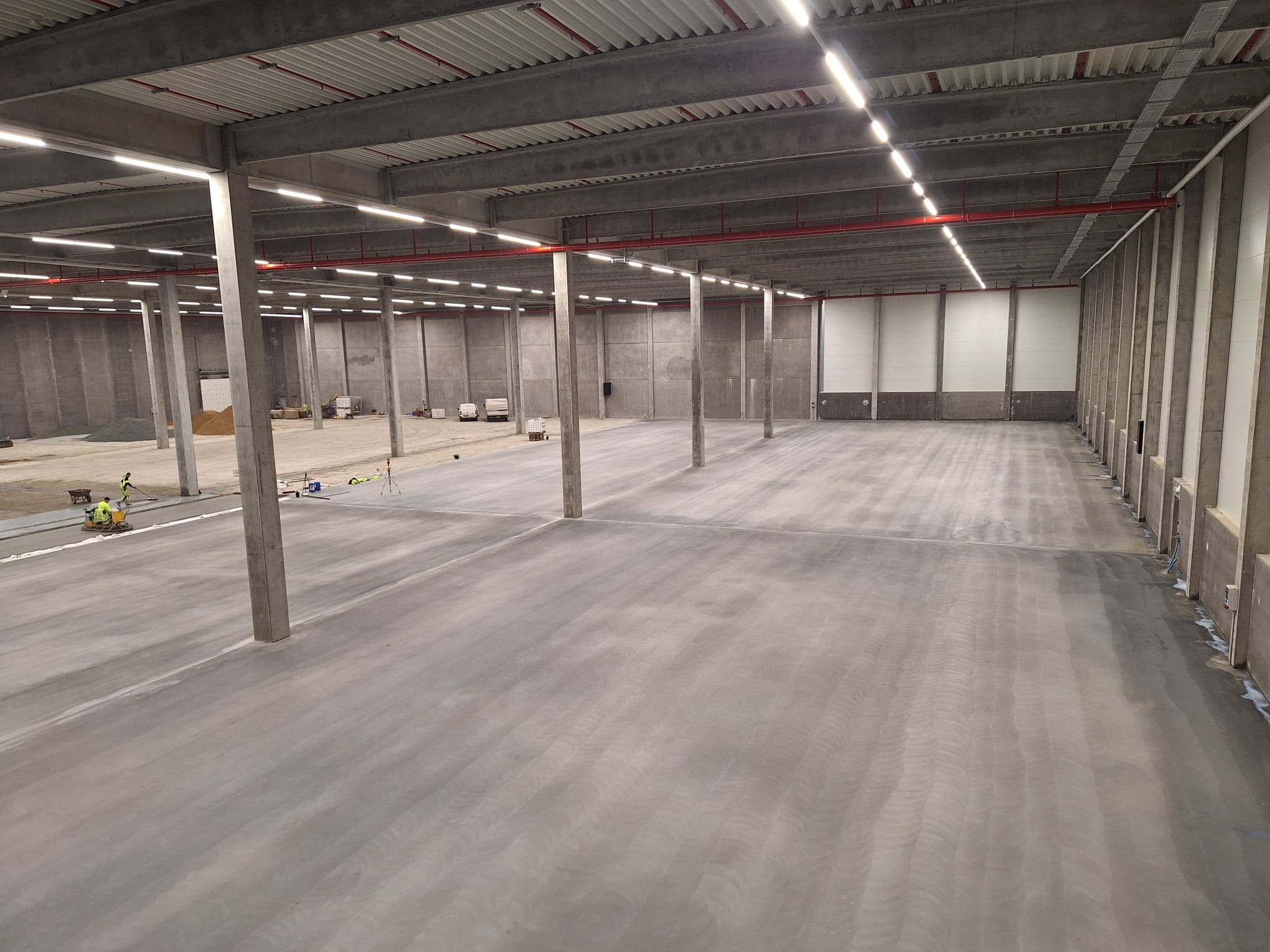 Teqplan wear layer. technical requirements. in accordance with DIN 15185. modern warehouse and logistics environment. flatness requirements for VNA warehouses and AutoStore facilities