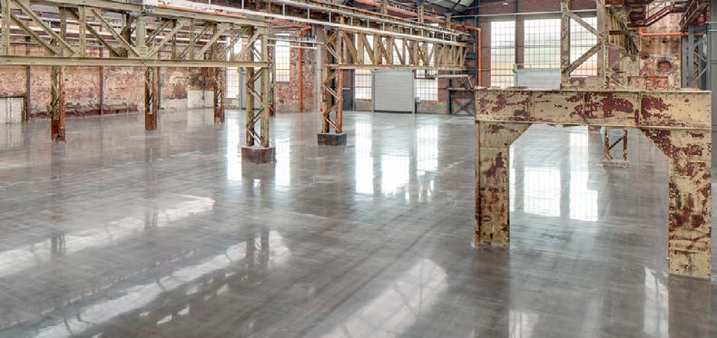 Slutförd renovering av ett slitet golv med Teqplan. Ytan är slipad och polerad till blank finish.