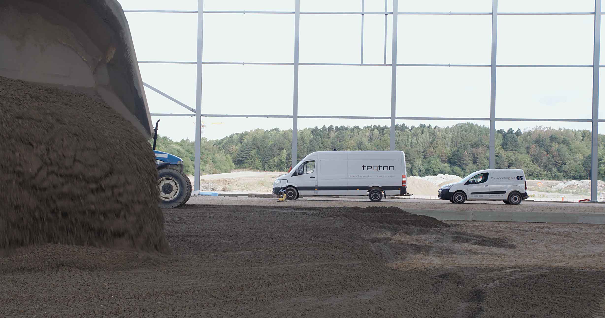 Teqton bilar vid arbetsplats under uppbyggnad