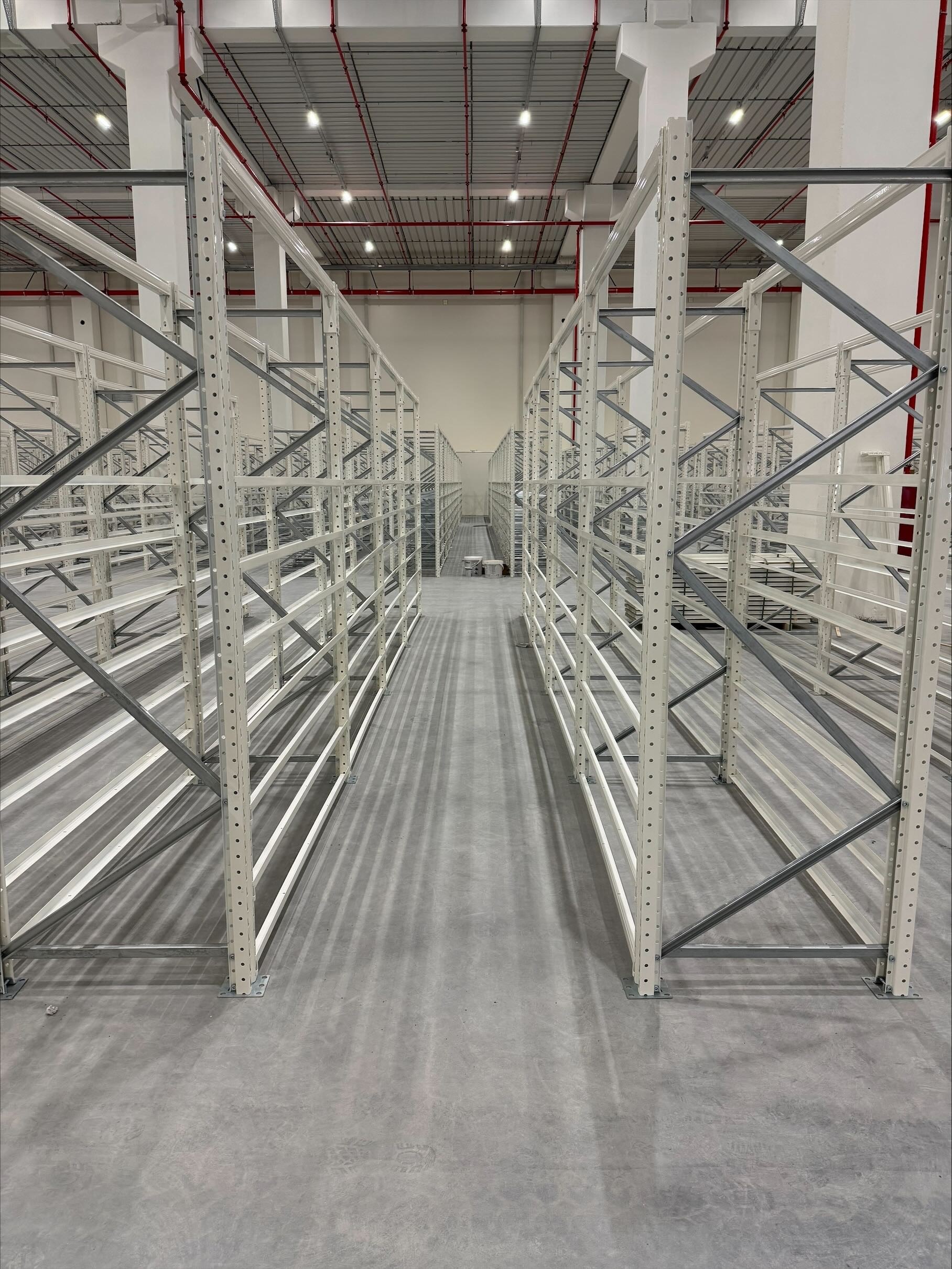Finished jointless concrete flooring in warehouse in Turkey. perfect for narrow aisles and Autostores.