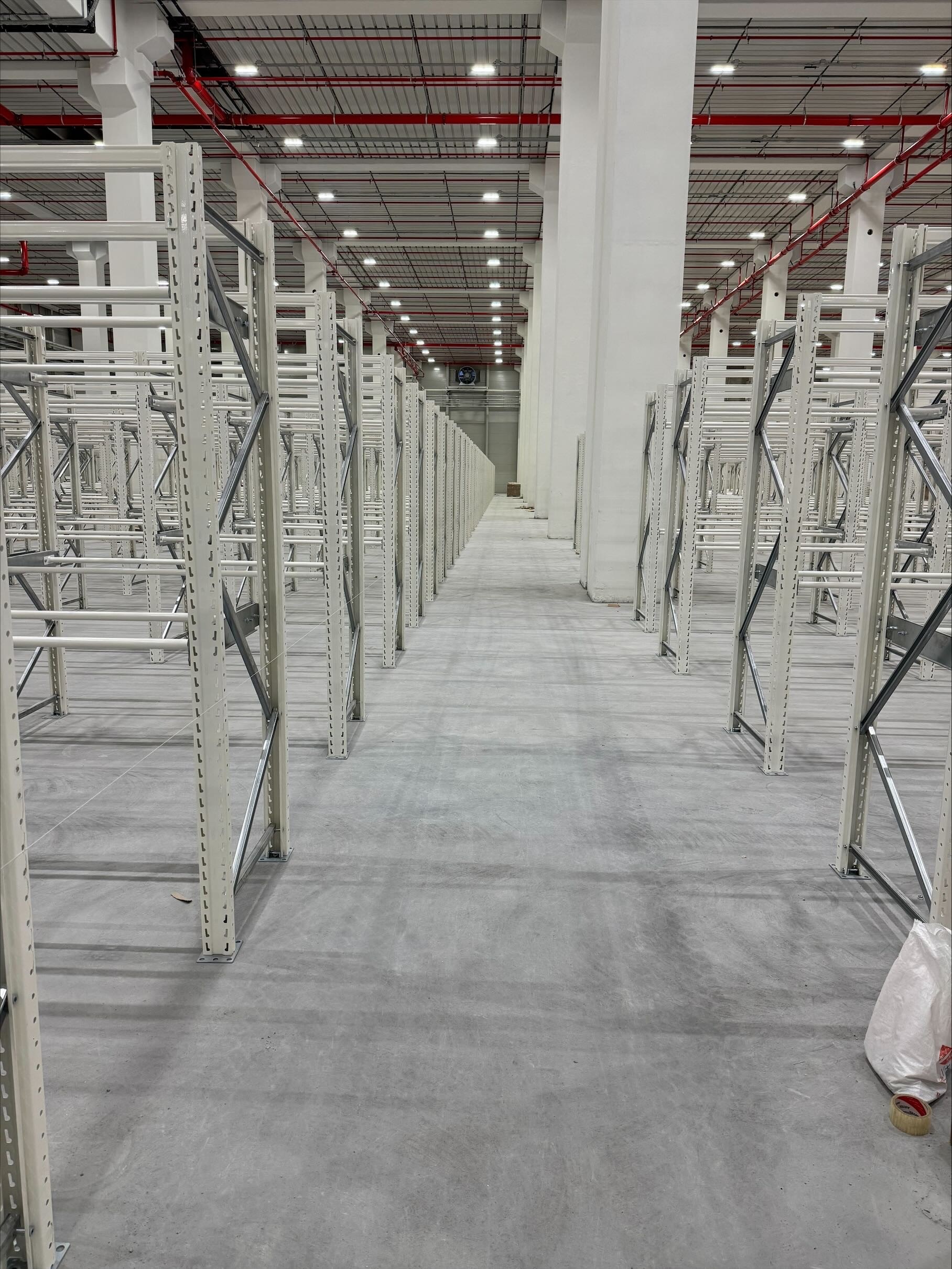 Finished jointless concrete flooring in warehouse in Turkey. perfect for narrow aisles and Autostores.